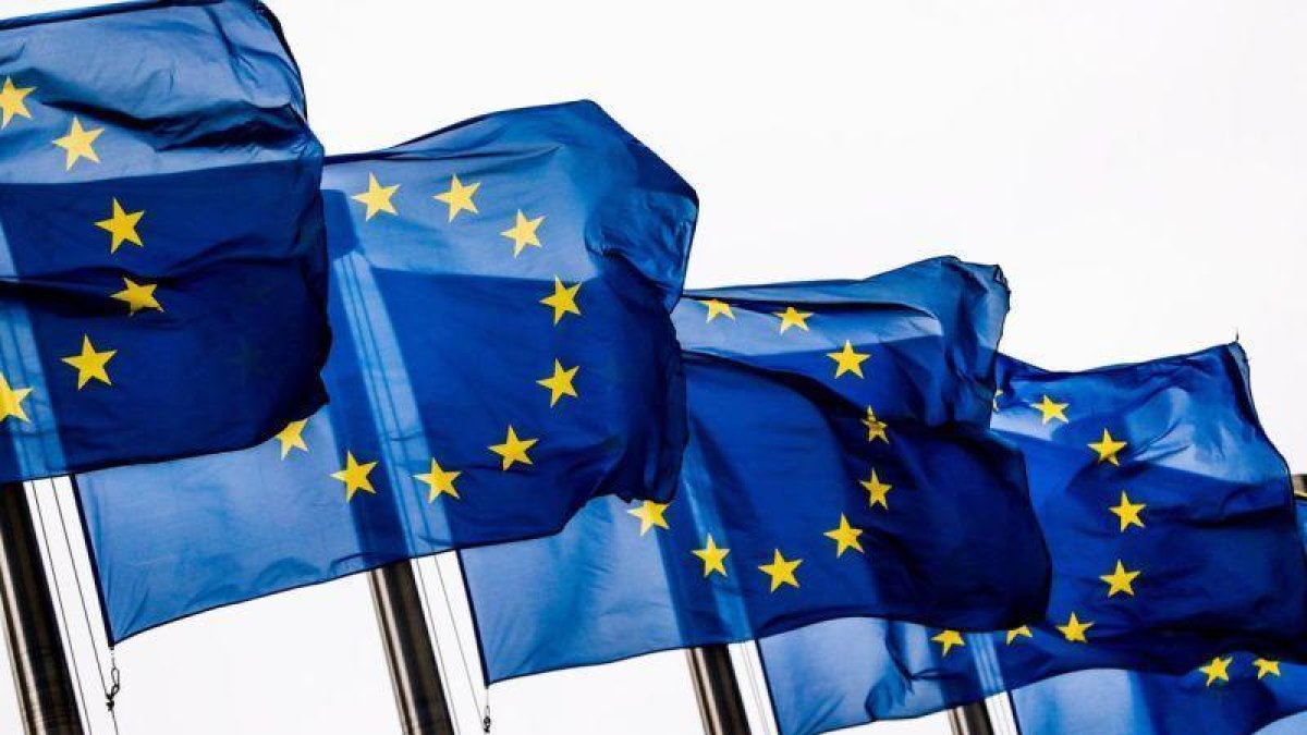 Banderas de la Union Europea en la Comision Europea en Bruselas.-EFE / EPA