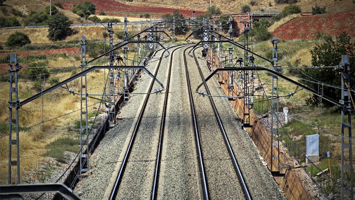 Vías del tren en la provincia.-MARIO TEJEDOR
