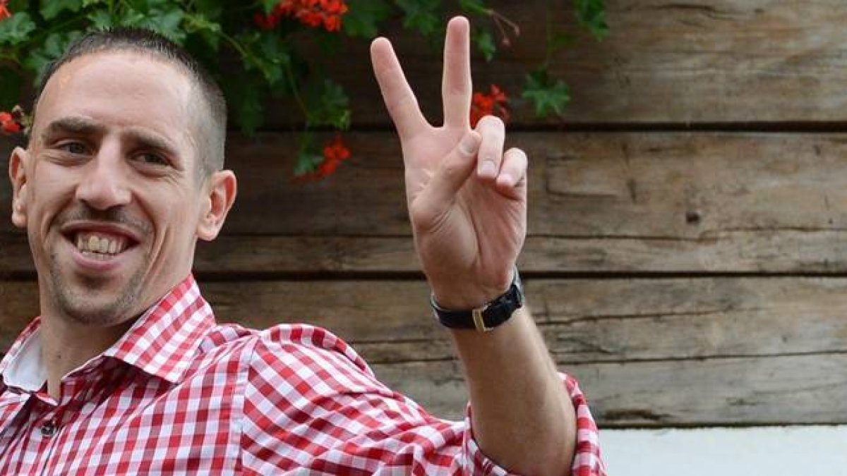 Franck Ribéry saluda sonriente vestido con el traje tradicional bávaro.-Foto: AFP / CHRISTOF STACHE