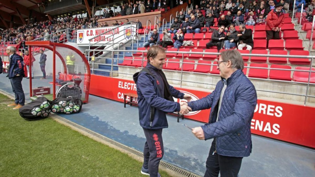 Arrasate felicitó a sus jugadores por el triunfo ante el Oviedo.-Mario Tejedor