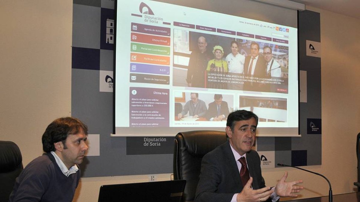 Pardo, durante la presentación de la nueva web de la Diputación.-VALENTÍN GUISANDE