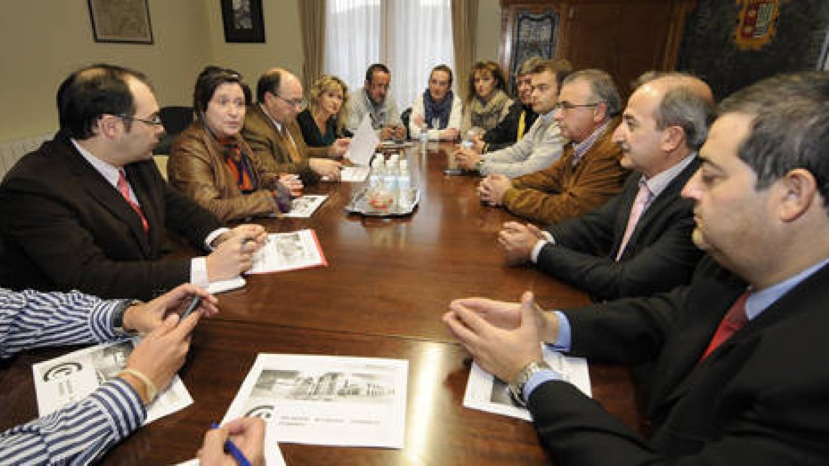 Alcaldes y ejecutiva de la Cámara en la reunión de ayer en San Leonardo. / U. S.-