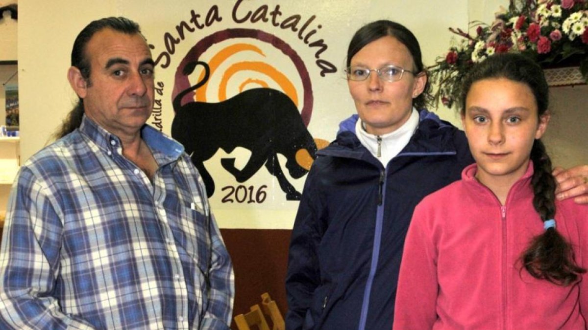 Los jurados de Santa Catalina junto a su hija.-V. GUISANDE