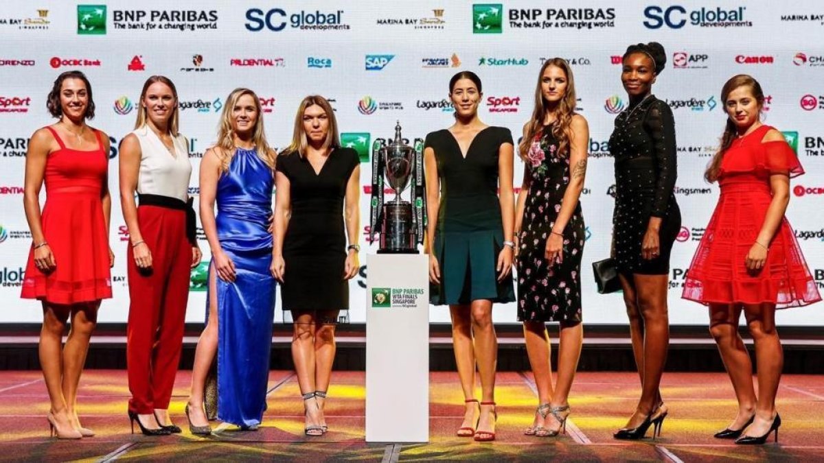 De izquierda a derecha, las tenistas Caroline Garcia, Caroline Wozniacki, Elina Svitolina, Simona Halep, Garbiñe Muguruza, Karolina Pliskova, Venus Williams y Jelena Ostapenko posan tras el sorteo para las Finales de la WTA en Singapur.-EFE / WALLACE WOON