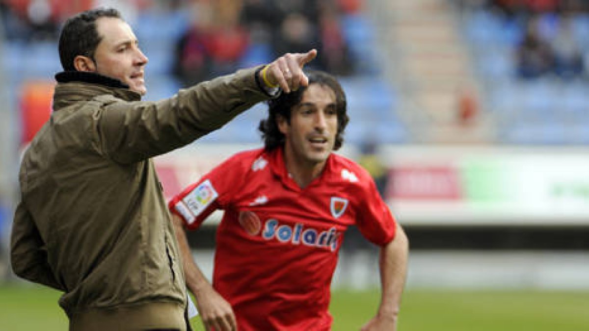 El entrenador del Numancia, Pablo Machín, durante el partido del pasado fin de semana ante el Elche. / VALENTÍN GUISANDE-
