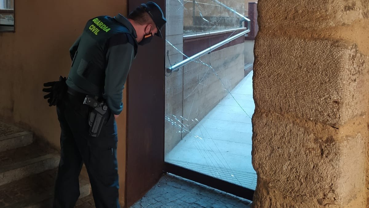 Imagen del cristal roto del centro de interpretación.-HDS