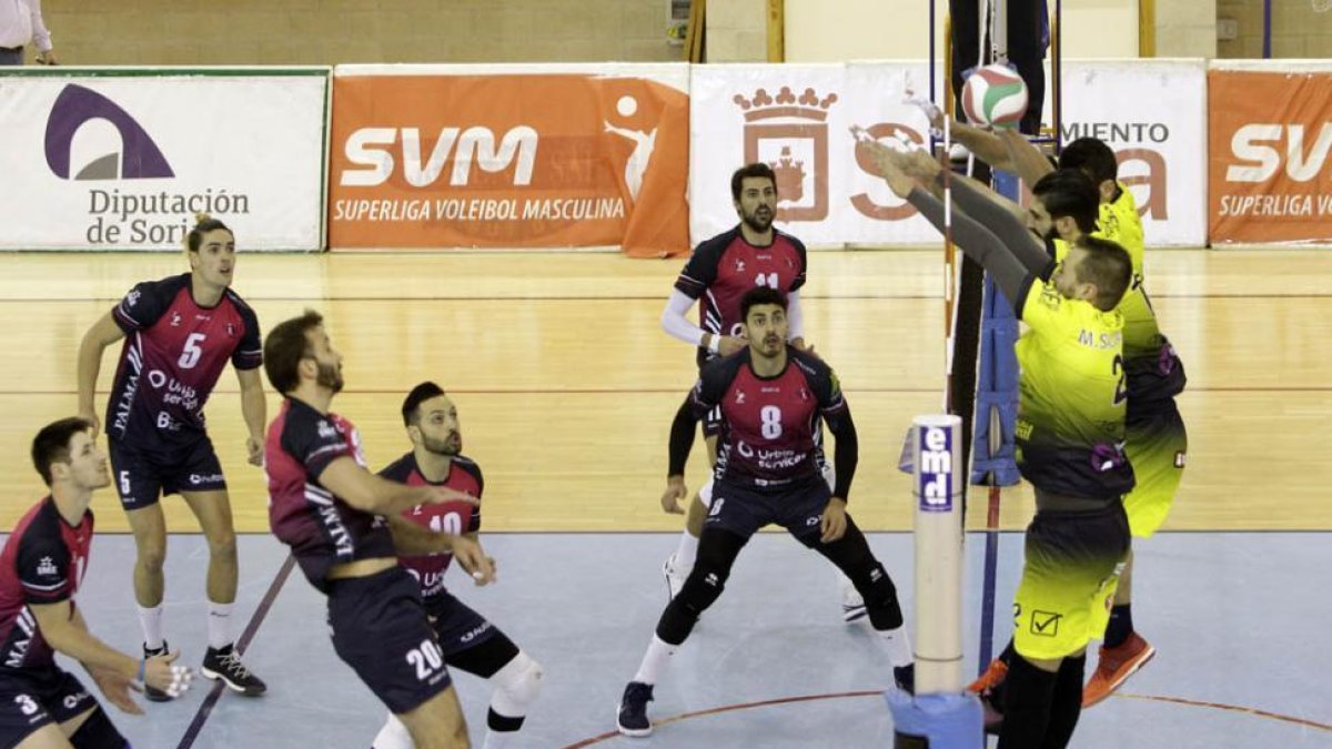 Triple bloqueo de los jugadores del Río Duero en un partido de la presente temporada en Los Pajaritos.-Luis Ángel Tejedor