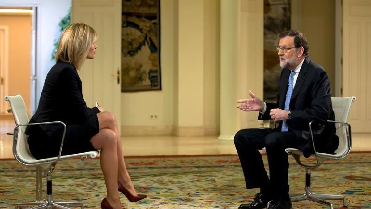 El jefe del Ejecutivo, Mariano Rajoy, ante la periodista Susanna Griso, durante la entrevista concedida hoy en un programa matinal de Antena 3, en la que ha dicho que el pacto que tienen prácticamente cerrado el PSOE y Ciudadanos