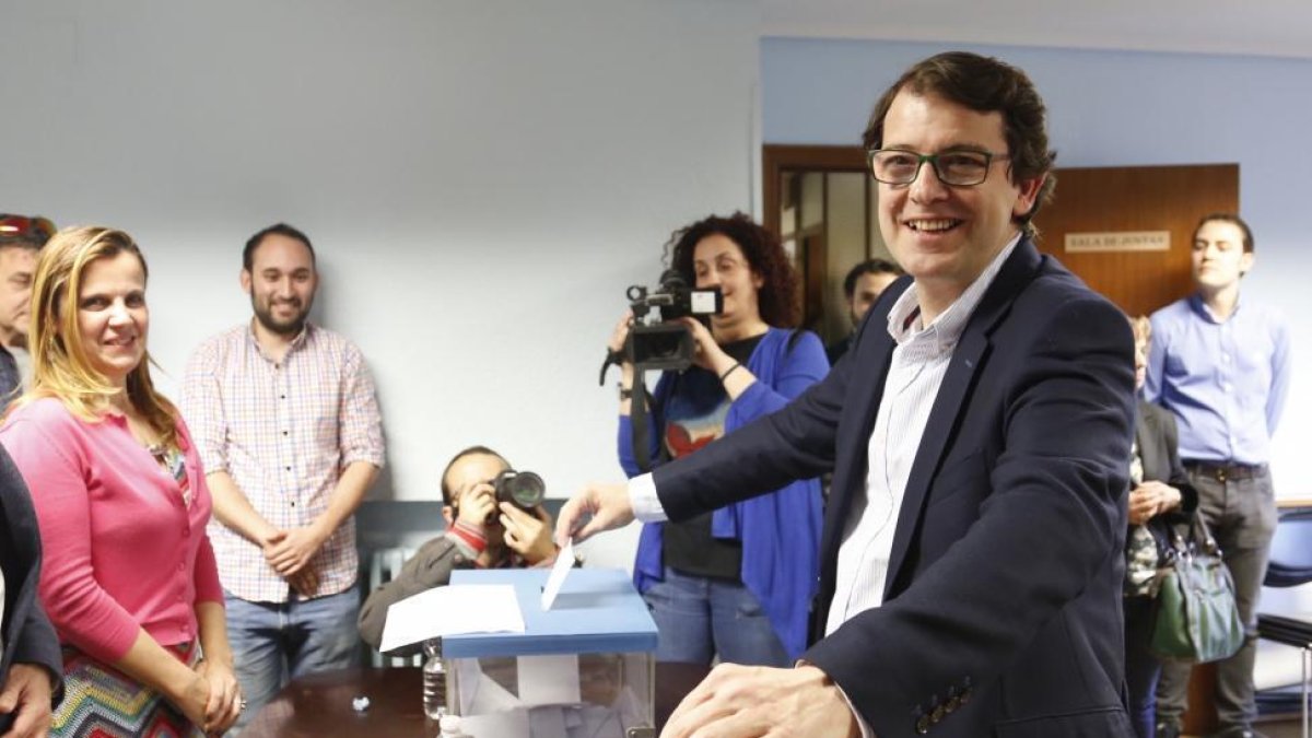 Alfonso Fernández Mañueco acude a las sede del PP salamantiino a votar en las elecciones primarias regionales del partido.-ICAL