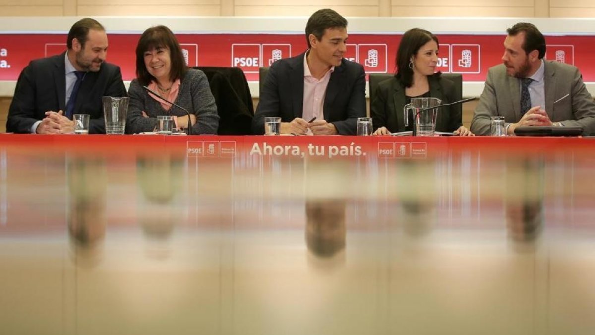 Pedro Sánchez encabeza la reunión permanente del PSOE en Ferraz.-JOSE LUIS ROCA
