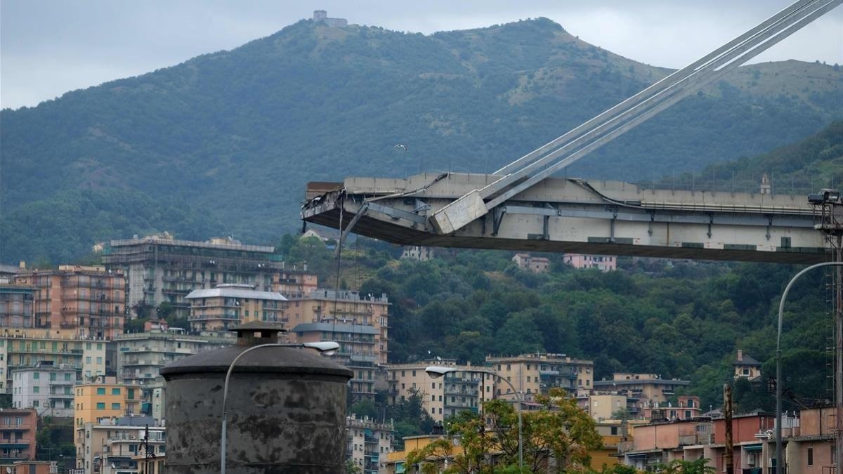 Los escombros del puente que ha colapsado en Génova.  /-ANDREA LEONI