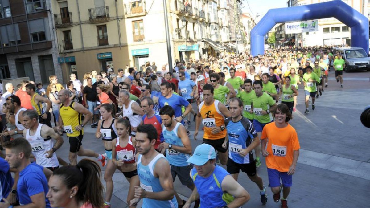 Atletas populares durante una de las salidas de la Soria-Valonsadero.-DIEGO MAYOR
