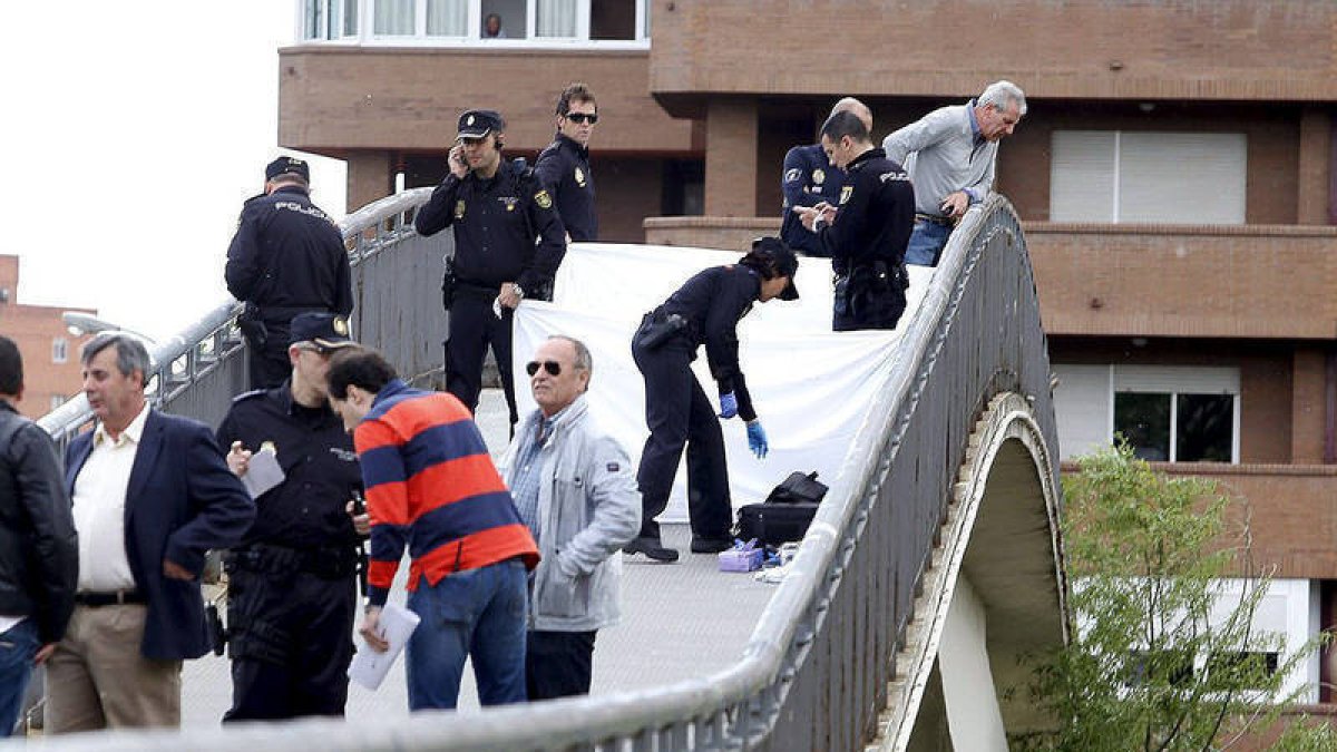 Los agentes de Policía Nacional recogen pruebas, mientras tapan el cuerpo ya sin vida de la presidenta de la Diputación, Isable Carrasco, instantes después del crimen. / ICAL-