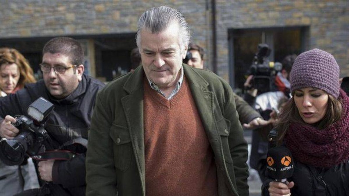 El extesorero del PP Luis Bárcenas, este lunes, tras firmar en el juzgado de Vielha.-Foto: EFE / ALEJANDRO GARCÍA