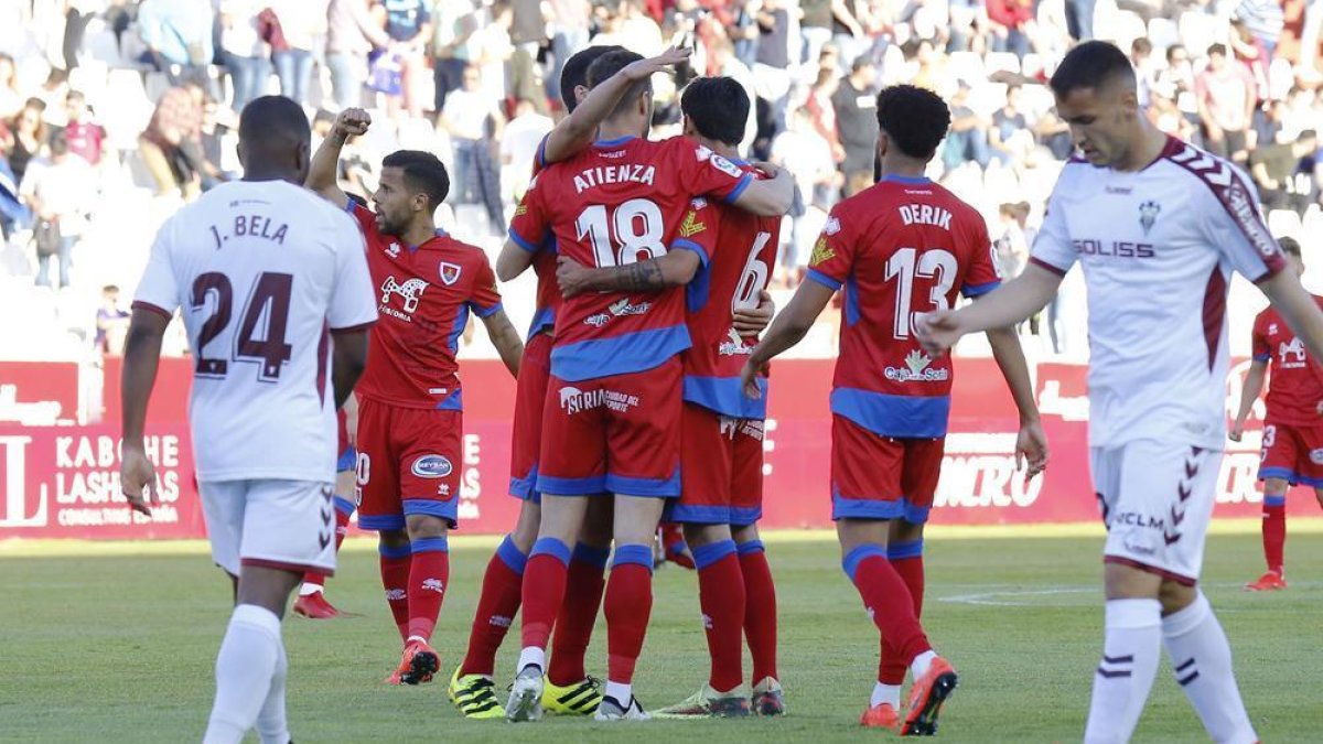 Los jugadores del Numancia se felicitan el pasado domingo en Albacete tras conseguir el empate y sumar un punto.-ÁREA 11