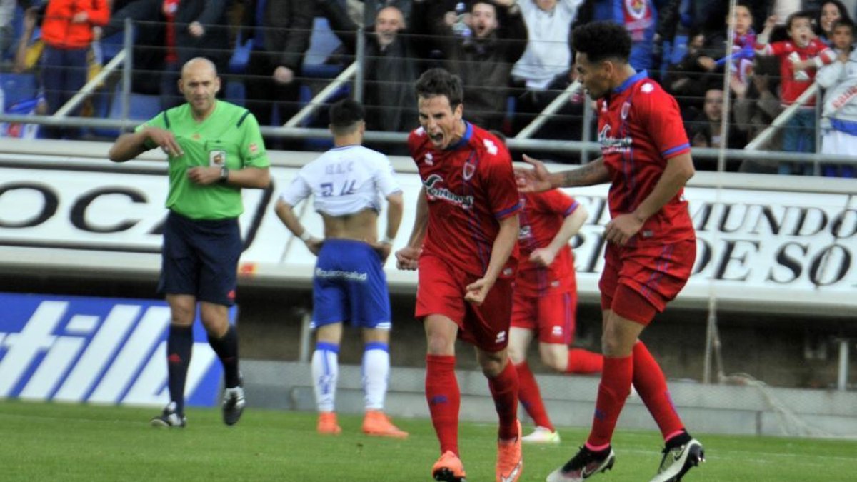 Íñigo Pérez celebra el tanto del empate ante el Zaragoza.-DIEGO MAYOR