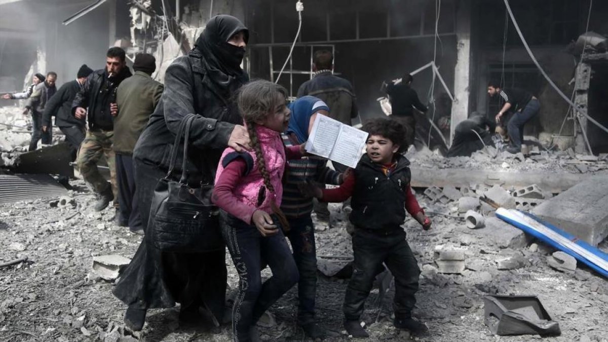 Una mujer siria con el cadáver de su hijo en Guta.-AFP / ABDULMONAM EASSA