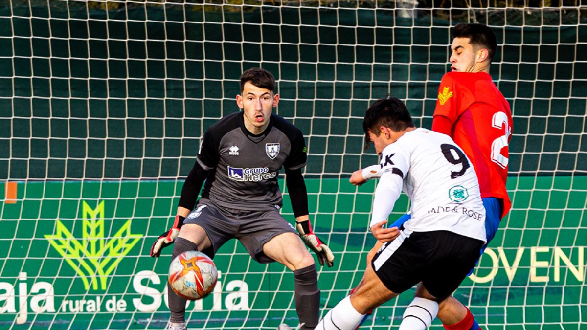 Diego Romera atento en una oportunidad contra el Numancia B - MARIO TEJEDOR