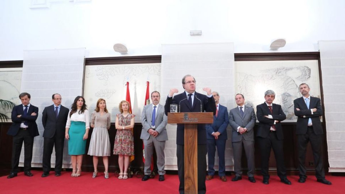 El presidente de la Junta de Castilla y León, Juan Vicente Herrera, preside la firma de los acuerdos sobre la implantación de nuevas enseñanzas de grado y de máster en el periodo 2016-2019 con los rectores de las universidades públicas y privadas-ICAL