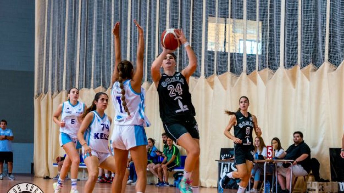 Laia González (dorsal 24) anotó nueve puntos ante el Corema Némesis. HDS