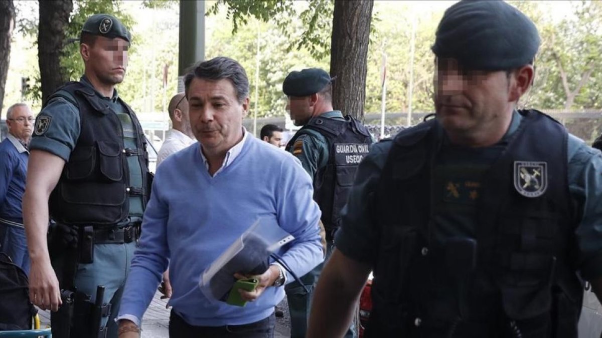 El expresidente de la Comunidad de Madrid Ignacio González, antes del registro de su despacho, el pasado 19 de abril.-PERIODICO (EFE / BALLESTEROS)