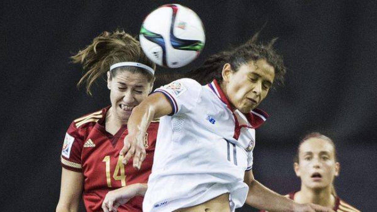 Vicky Losada (izquierda) y Raquel Rodríguez, en un momento del debut de España y Costa Rica en el Mundial de fútbol femenino, en Montreal.-Foto: AP / GRAHAM HUGHES