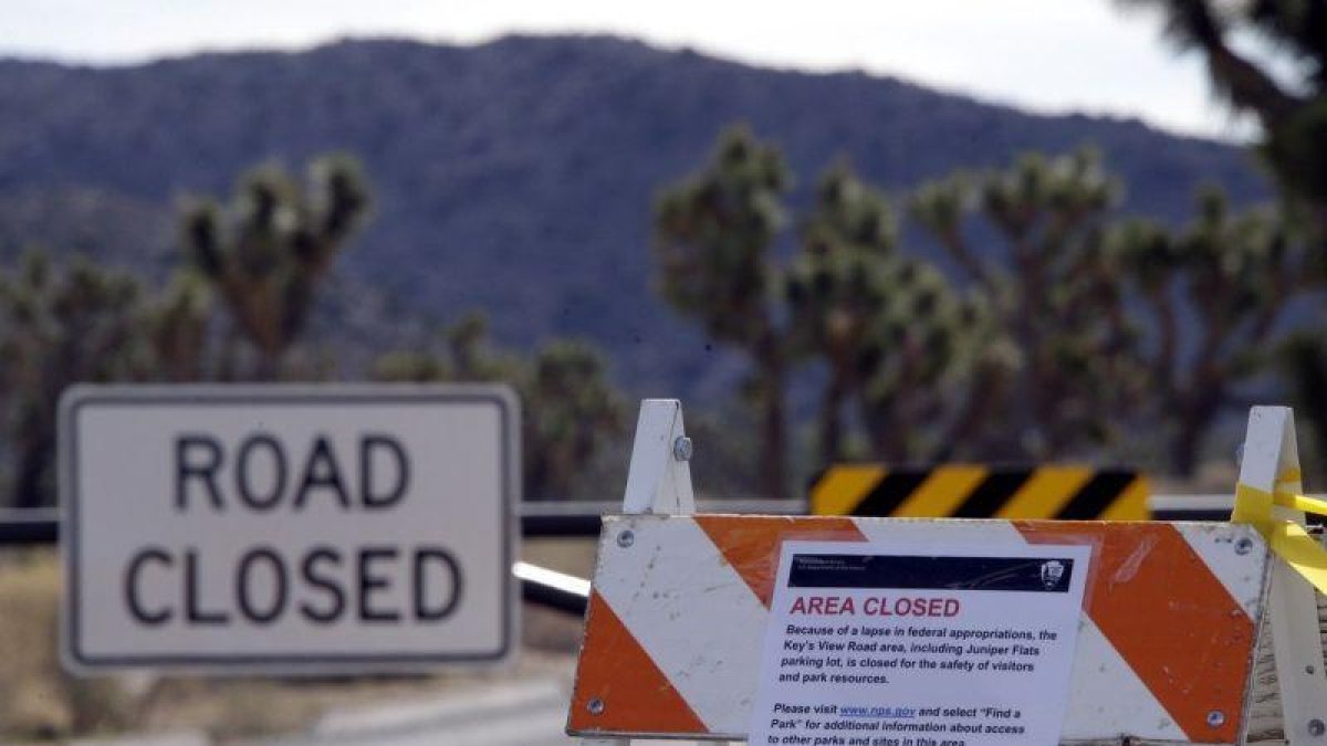 La carretera que accede a Keys View esta cerrada en el Parque Nacional Joshua Tree de California.-EFE / MIKE NELSON