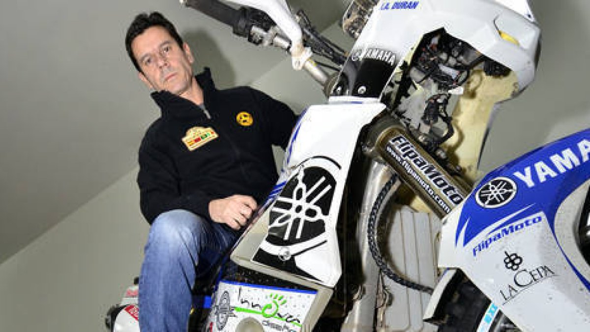 José Antonio Durán y su Yamaha con la que participará en el rallye. / Álvaro Martínez -