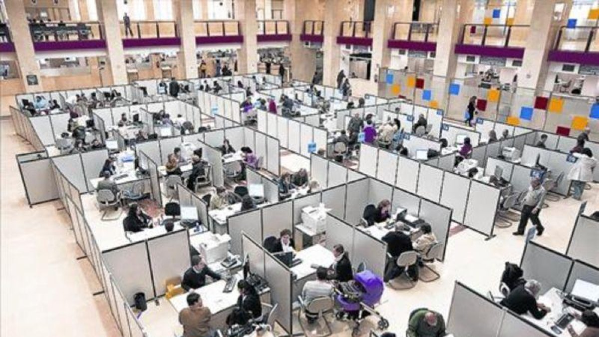 Vista de una sede madrileña del fisco en una declaración de la renta.-EFE / EMILIO NARANJO