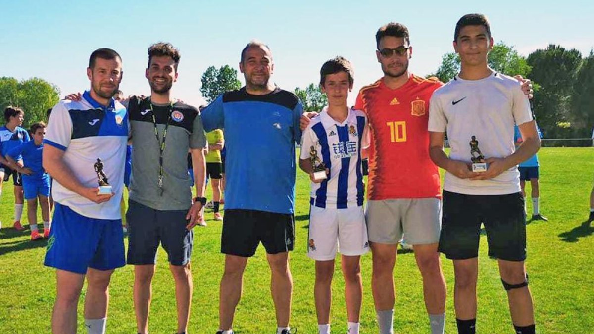 La Agrupación Deportiva San Esteban rindió reconocimiento a los socios de la entidad.-Ana Hernando