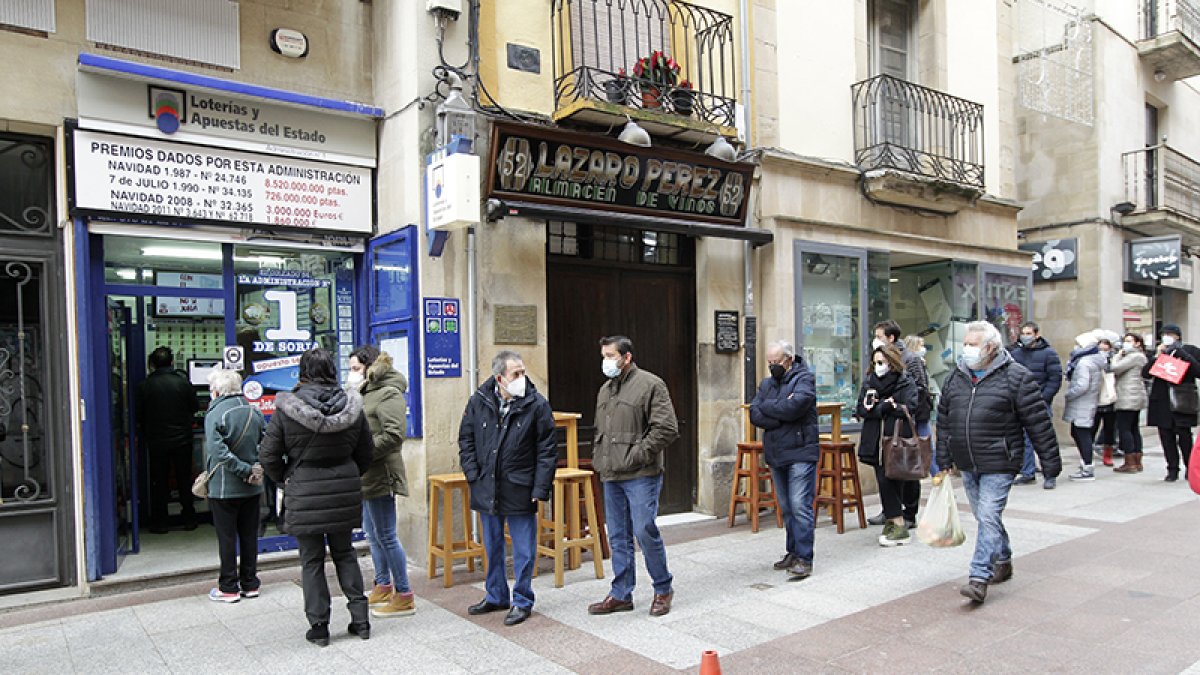 Cola en una administración de lotería de Soria. MARIO TEJEDOR