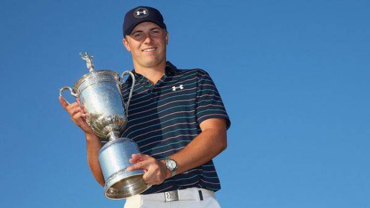 El golfista estadounidense Jordan Spieth, con el trofeo que lo acredita como ganador del Abierto de EEUU.-Foto: AFP / EZRA SHAW