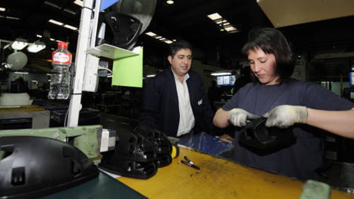 Trabajadores de Fico Mirrors. / V. G. -
