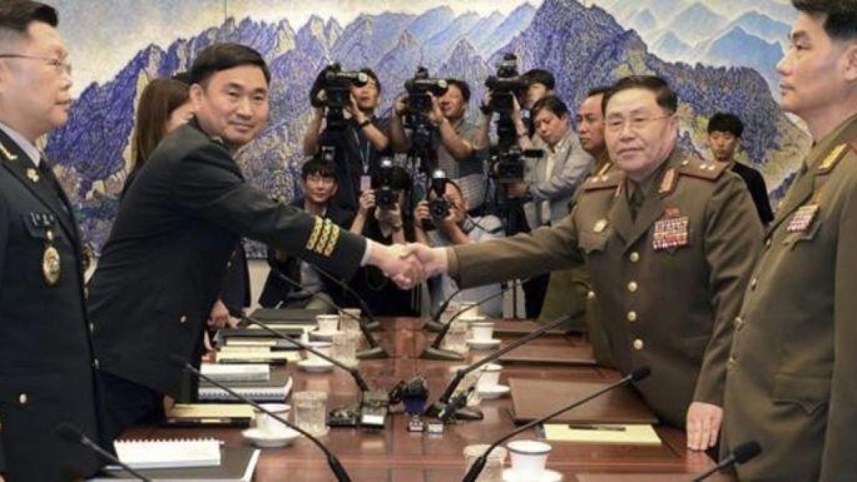 El general norcoreano An Ik San (derecha) da la mano a su homólogo surcoreano, Kim Do-gyun.-YONHAP