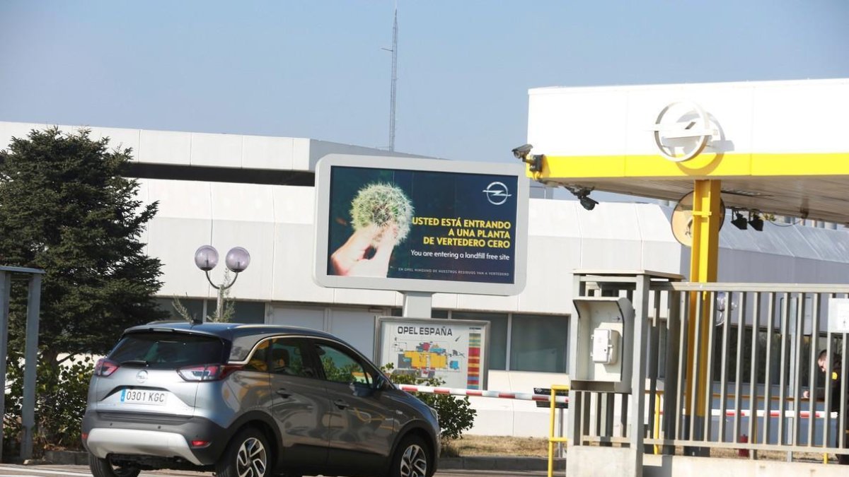 Opel anuncia la producción en exclusiva de la nueva generación de Corsa, tras pactar hace pocas semanas recortes salariales con la plantilla. /-JAVIER CEBOLLADA (EFE)