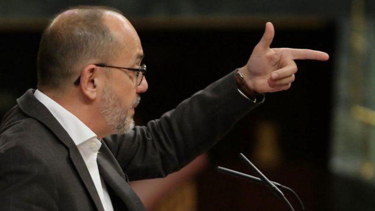 Carles Campuzano, portavoz del PDeCAT, en la tribuna del Congreso de los Diputados, durante el debate de pensiones de hoy.-JUAN MANUEL PRATS