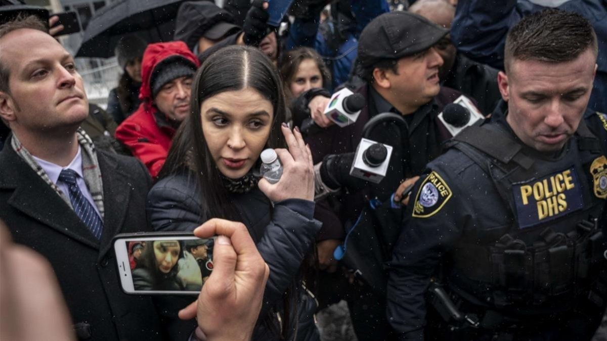 Emma Coronel, mujer de El Chapo Guzmán, a la salida del tribunal de Nueva York en el que su marido ha sido condenado a cadena perpetua.-DREW ANGERER (AFP)