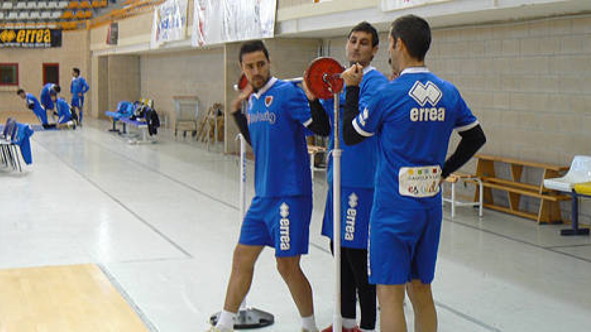 Regalón en el entrenamiento de ayer en el pabellón de Los Pajaritos. / J. A. U.-