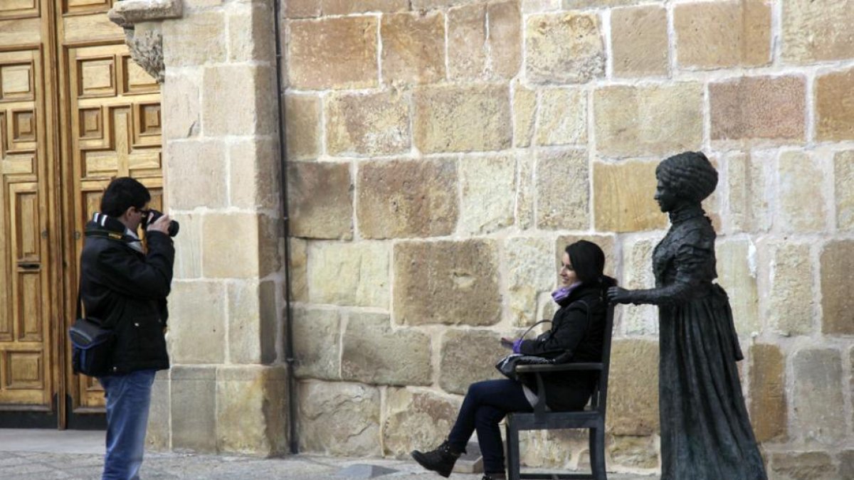 Fotografías con la escultura de Leonor Izquierdo junto a la iglesia de La Mayor.-DIEGO MAYOR