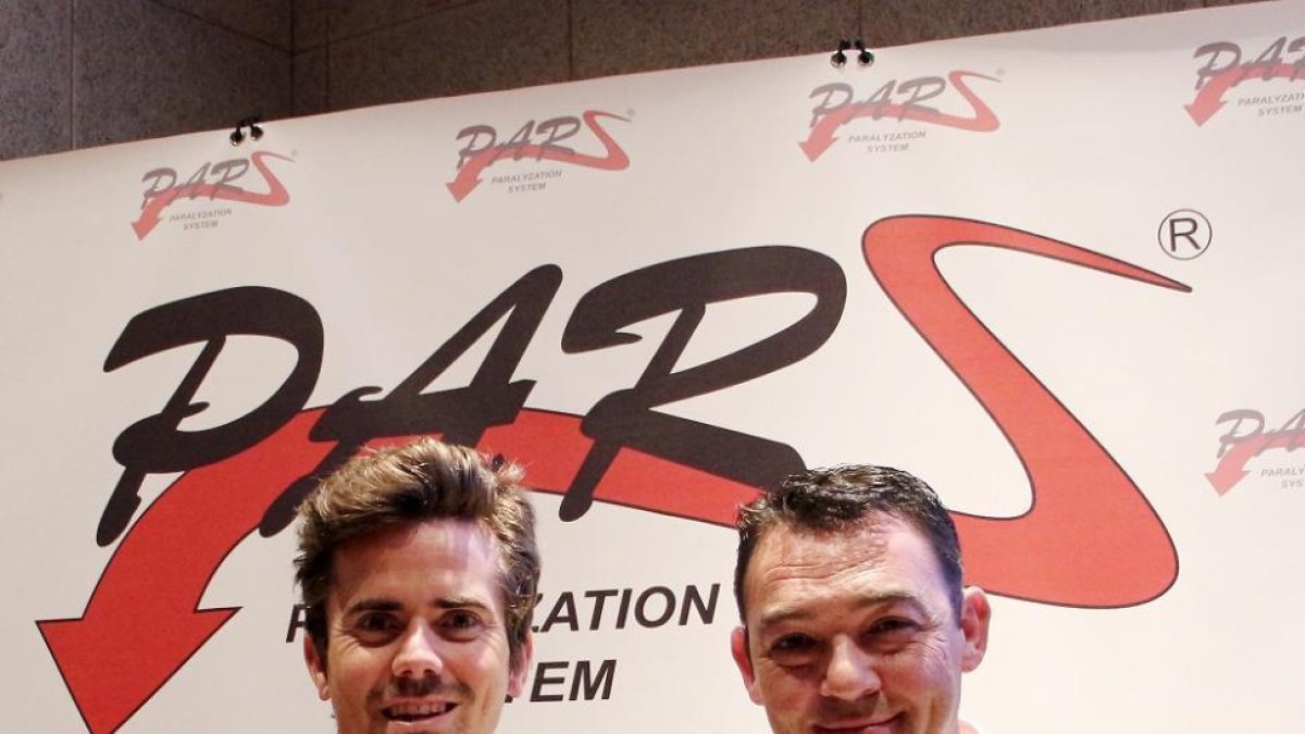 Nico Terol y David Martínez en la presentación del traje para motociclistas-J.L.C.