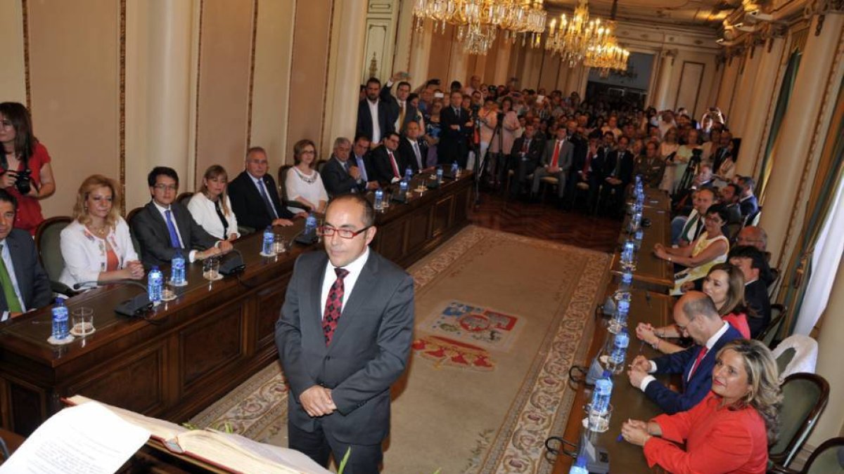Rey promete su cargo en el pleno de la constitución de la Diputación-V. G.