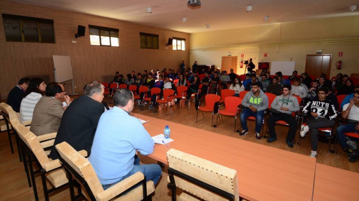 Los alumnos asisten al acto oficial de apertura.-ÁLVARO MARTÍNEZ