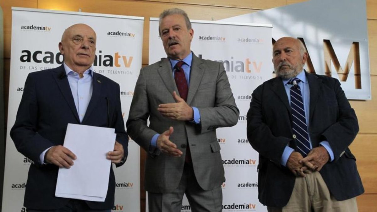 El presidente de la Academia de la Televisión, Manuel Campo Vidal, y el realizador Fernando Navarrete, codirectores del Debate 2016, junto al productor Pepe Carbajo, durante la rueda de prensa que han ofrecido para explicar los detalles del programa.-EFE/Víctor Lerena