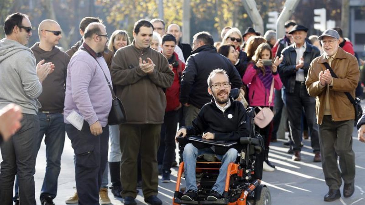 El diputado de las Cortes de Aragón Pablo Echenique recibe el aplauso de simpatizantes a su llegada a Bilbao donde hoy participa en un acto de campaña con candidatos al Congreso de esa formación por Bizkaia.-EFE/LUIS TEJIDO