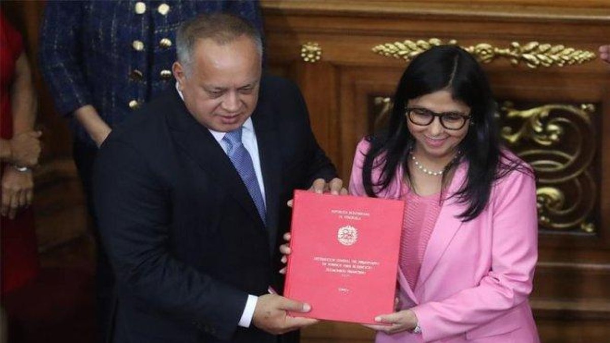 La vicepresidenta de Venezuela, Delcy Rodríguez y el presidente de la ANC, Diosdado Cabello.-EFE