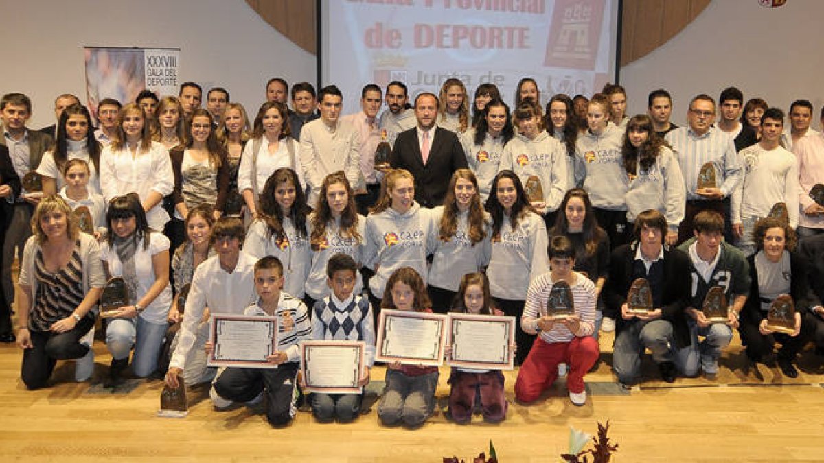 Foto de familia con los premiados en la XXXVIII Gala del Deporte / U. Sierra-