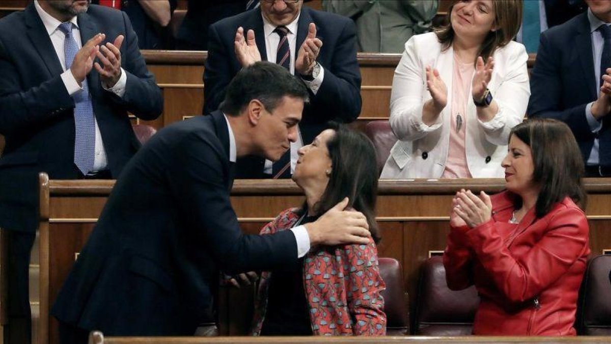 Margarita Robles felicita a Pedro Sánchez, nuevo Presidente del Gobierno.-JJ GUILLEN (EFE)