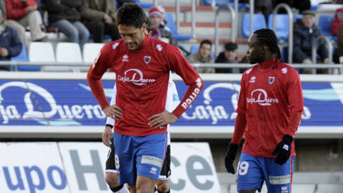 Íñigo Vélez y Cedric lamentan un gol encajado en Los Pajaritos. / ÚRSULA SIERRA-