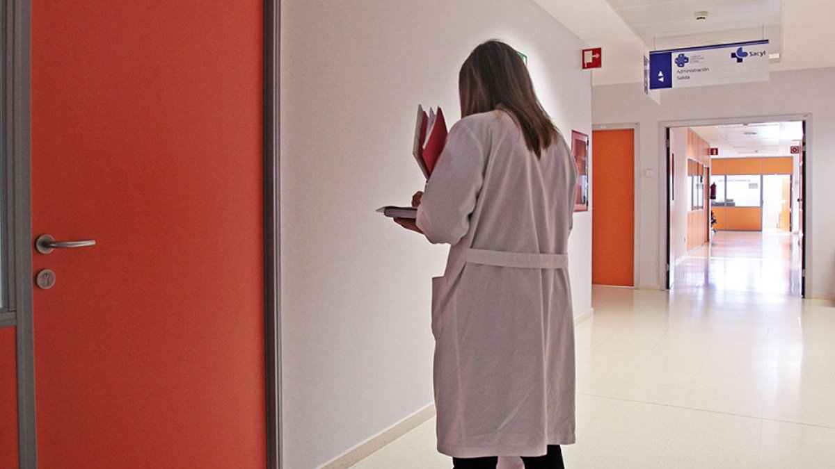 Personal sanitario en los interiores del Santa Bárbara. MARIO TEJEDOR