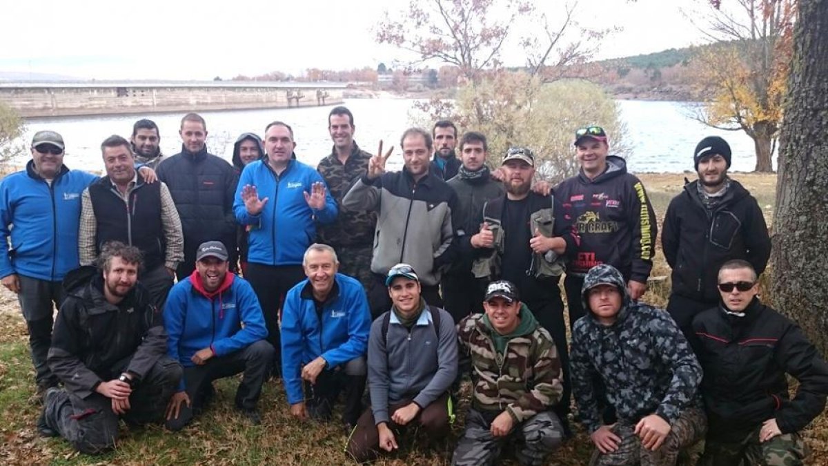 Grupo de pescadores presente en el pantano.-C.D. CAMPANO SORIANO